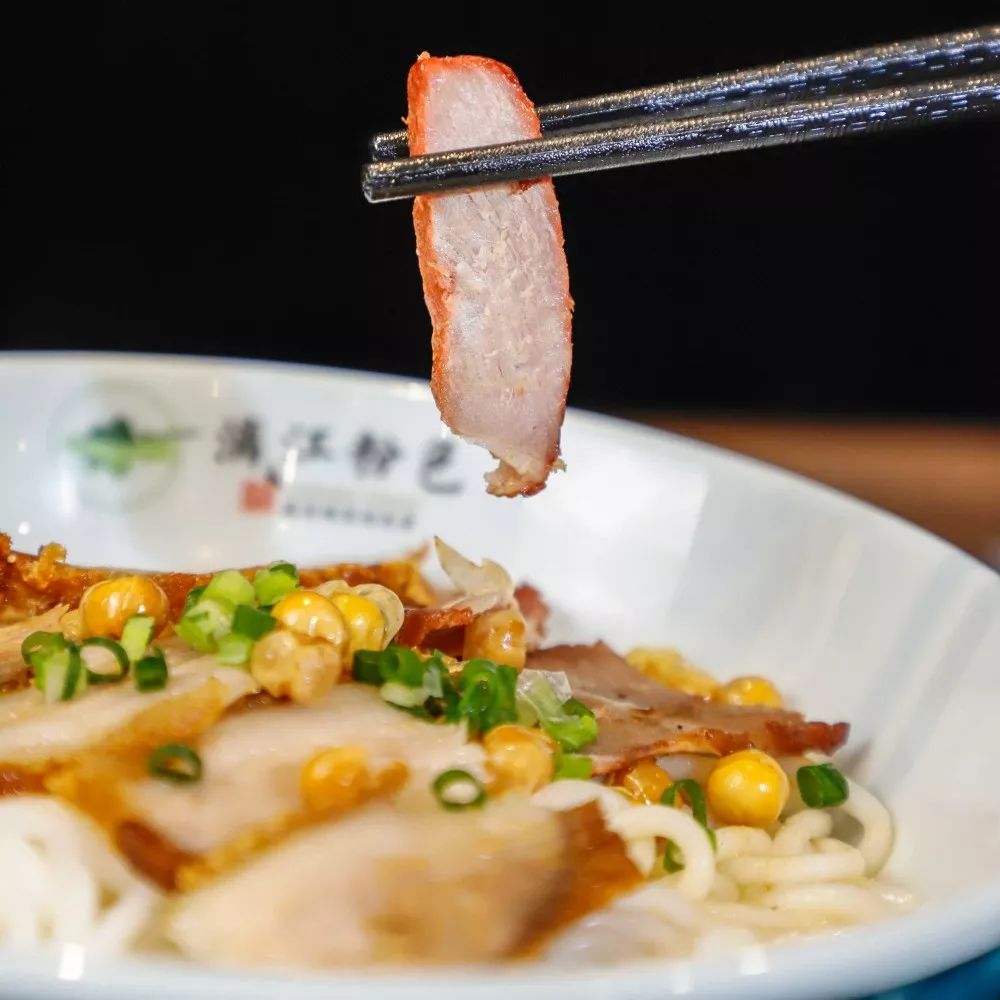 以q弹的米粉做底再搭配上脆皮锅烧和蜜汁叉烧整碗卤粉变得更有食欲