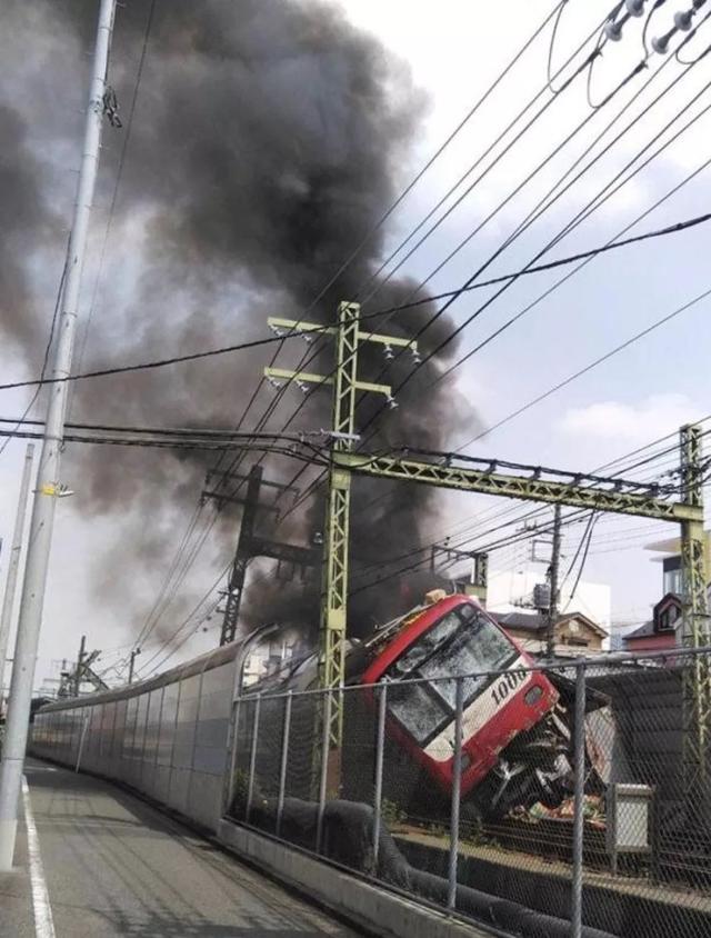 日本横滨电车与卡车相撞后脱轨关于列车安全你要注意的有