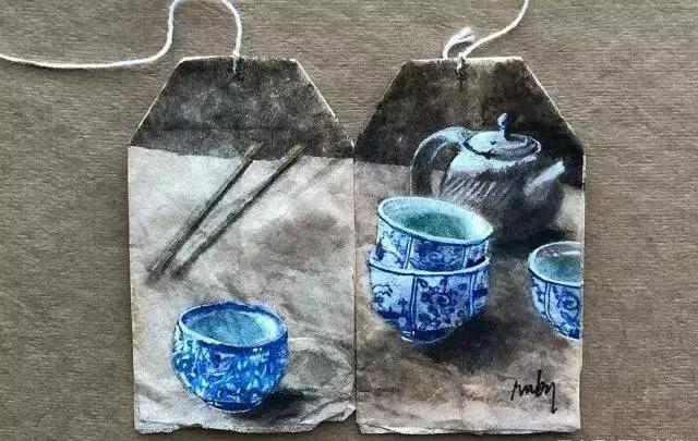 聂峻的说法很像,她说用过的茶叶包一旦干燥,就会自然地在纸上形成茶渍