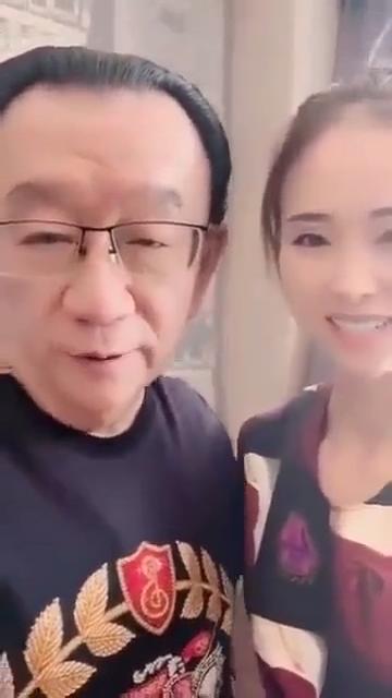 原创侯耀华与网红合影下意识搂对方称听对方歌益寿延年比吃药管用
