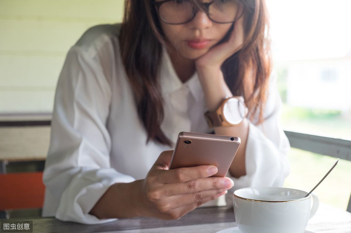 事实上,当下玩手机已经成为一种"国民疾病",平均每个人每天都要花上几