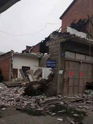 威远5.4级地震已造成1死63伤,上万人受灾,房屋倒塌132间._内江