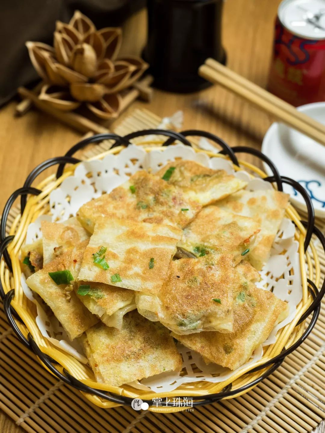 刚出炉的飞饼外皮煎的 金黄酥脆,肉馅和葱末若隐若现.