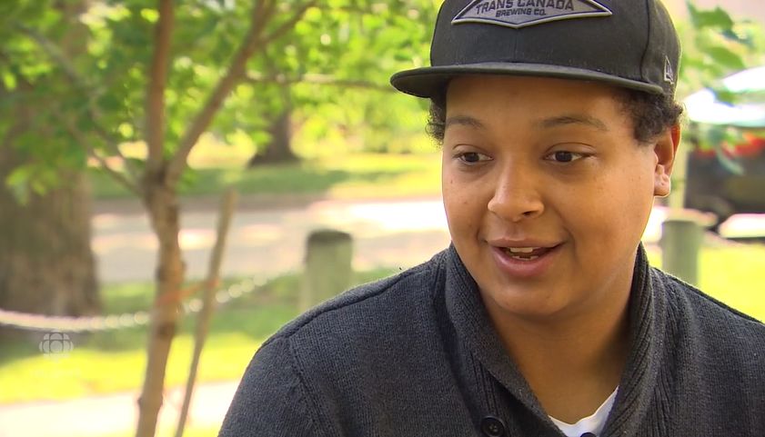 只因为头发短,加拿大妹子被男保安尾随厕脱裤检查性别!_hayley