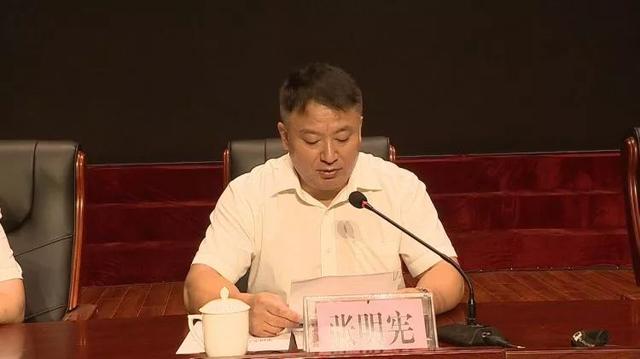 张明宪宣读了关于表彰获得国家,省,市级先进集体和先