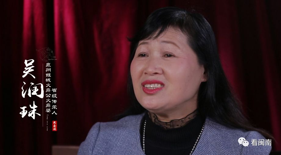 轻快的民间小调响起手执大圆蒲扇身穿镶边大襟红衫的老婆子手拿桔木长