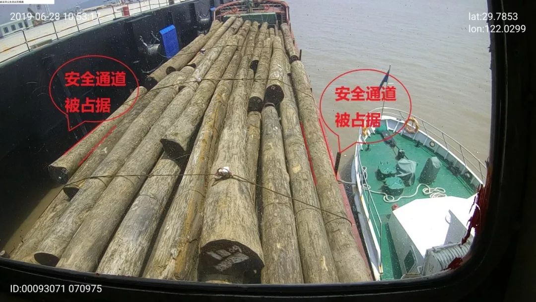 但是,定睛一看,该轮载重线却没有相应的木材载重线标志.