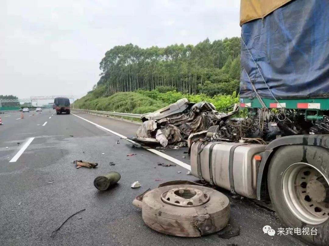 泉南高速牵引车追尾导致起火,两人死亡!