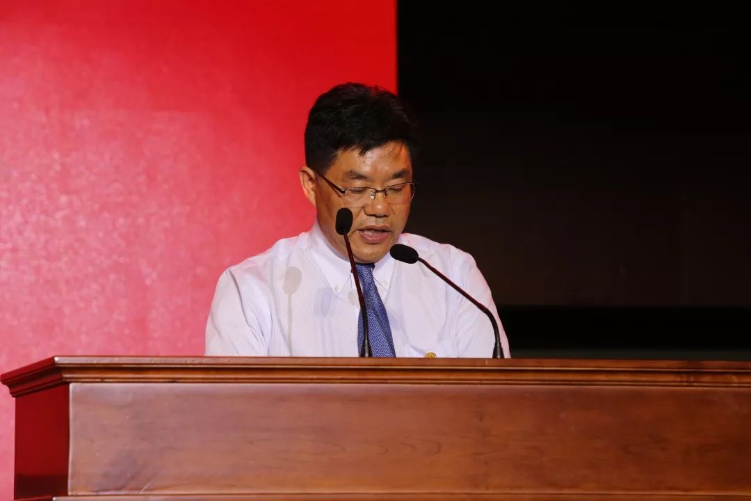 科学院院士,中国科学技术大学物理系教授陈仙辉作为校友代表上台发言