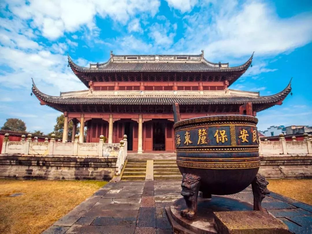 被誉为"世界第一大涌潮"的钱塘江潮,每年的中秋节前后,海宁潮潮头壁立