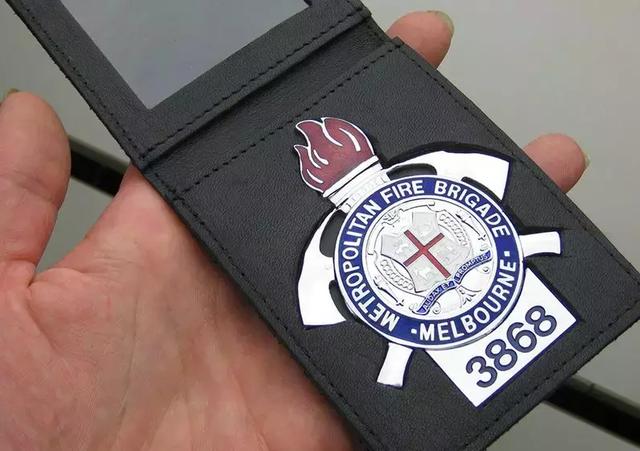 澳洲假警察被捕这群人在马路上冒充警察