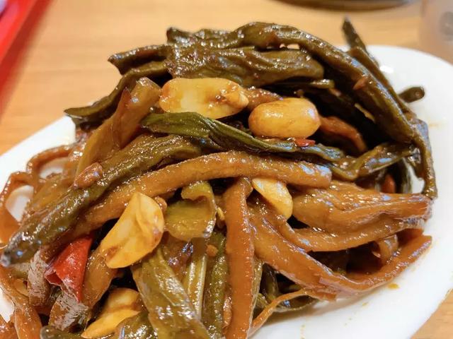 葫芦条和干豆角一起,看这色相就很东北,酱香味十足,超级下饭.