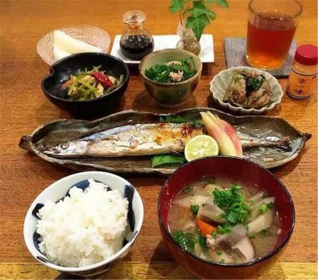 日本人爱吃米饭,为何不胖?看看他们的一日三餐,信息量有点大