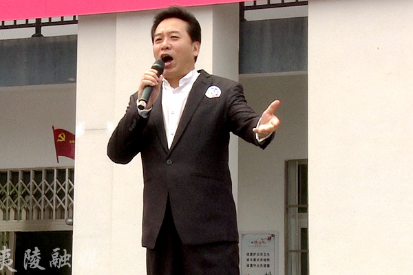 这场精彩的文艺演出让太平溪镇许家冲村1组的村民刘兴炎心潮澎湃,"给