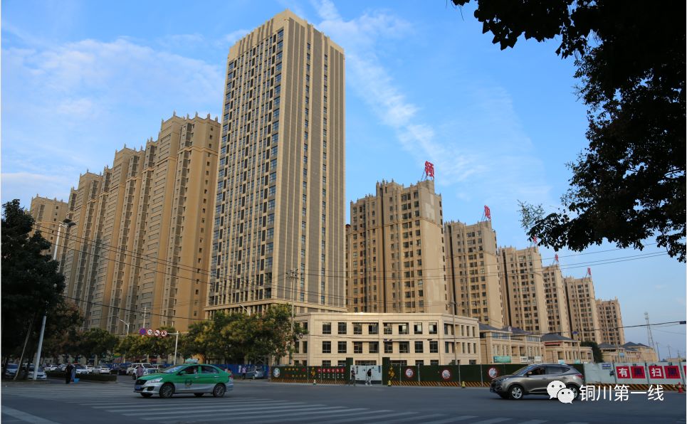 铜川未来城小区门口的路一年还没修好严重影响居民出行