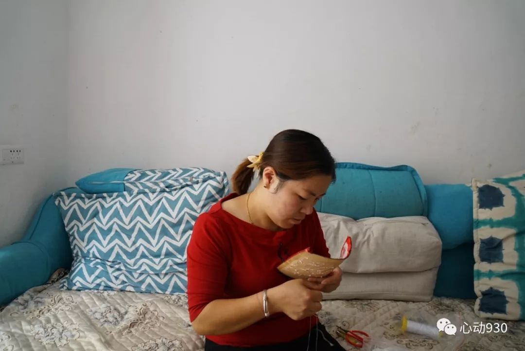 手工"订单式"培训 让易地移民搬迁贫困妇女实现居家灵活就业