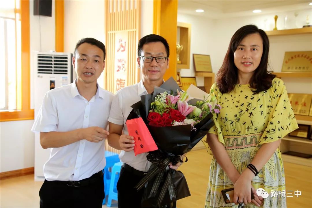 我校党总支书记,校长戴晓波同志向罗书记一行表示衷心感谢