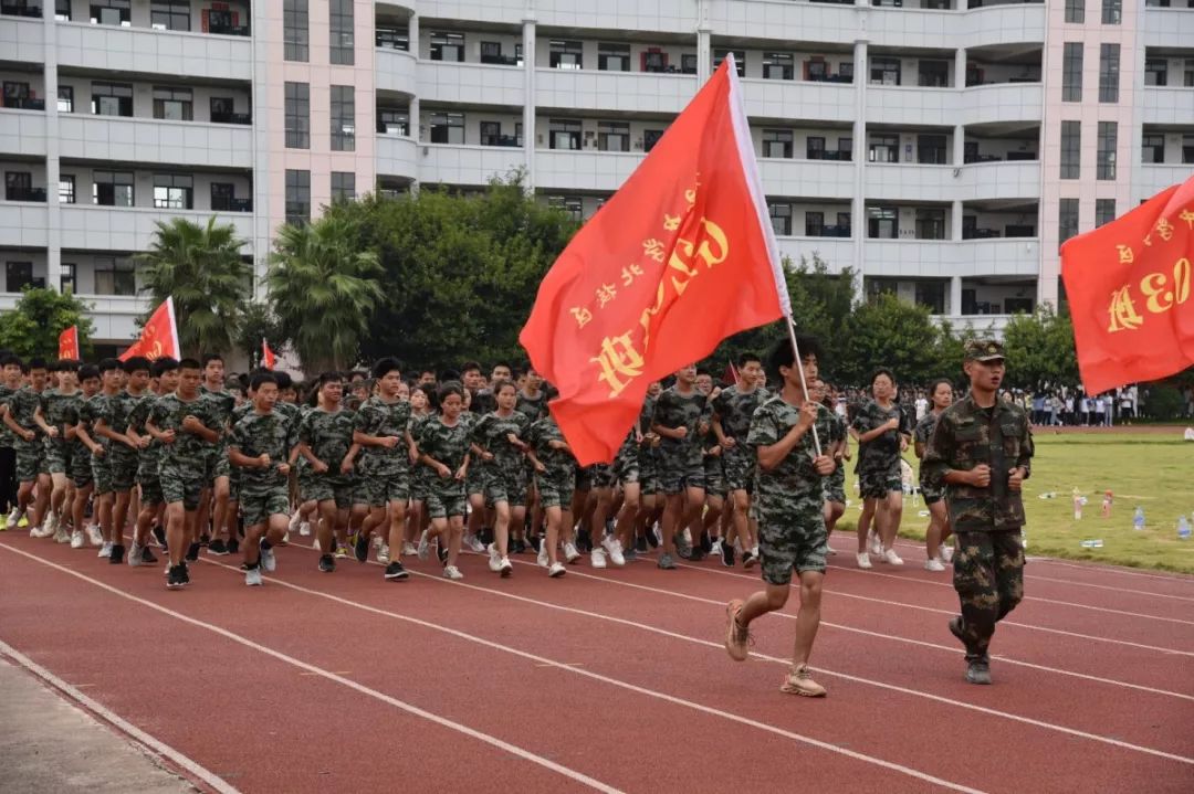 赣县区韩坊中学开展军训演练赣县区攸镇中学开展军训动员新学期,我写