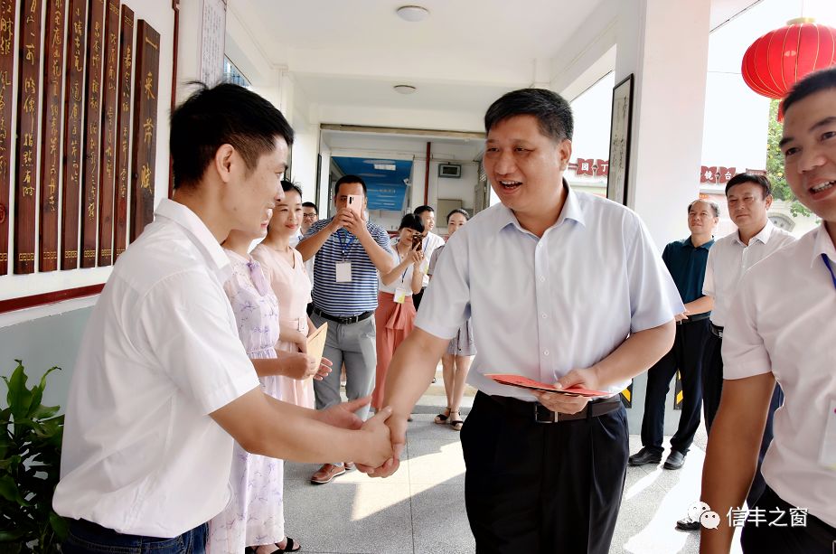 县领导邹长东,何文庆,刘章宏,宋裕华,胡烈,肖承洪分别陪同走访慰问.