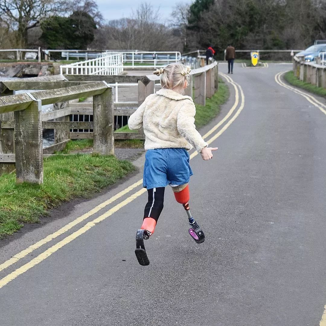 9岁登纽约时装周无腿女孩火遍外网凭一己之力拯救了整个家庭