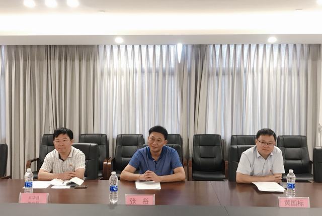 县政府副县长张裕,教育局局长黄国标,梅州客家足球俱乐部董事长魏晋平