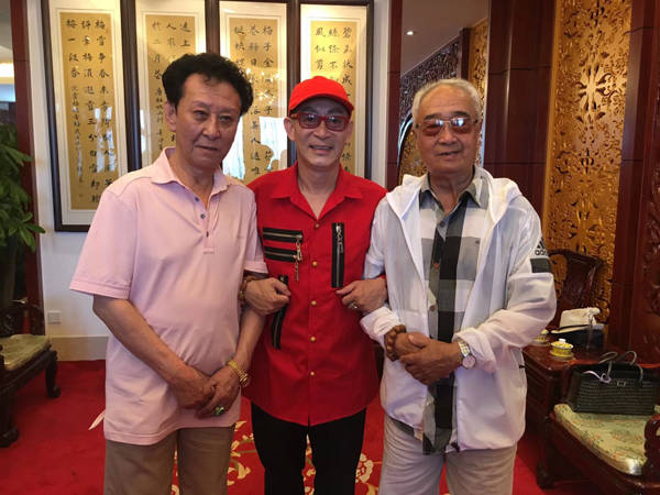 与央视版《西游记》副导演荀皓(左),任凤坡(右)合影与连环画《孙悟空