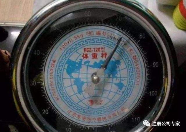 很多人出门逛街的时候,都会发现药店门口都会放着一个体重秤,而且称
