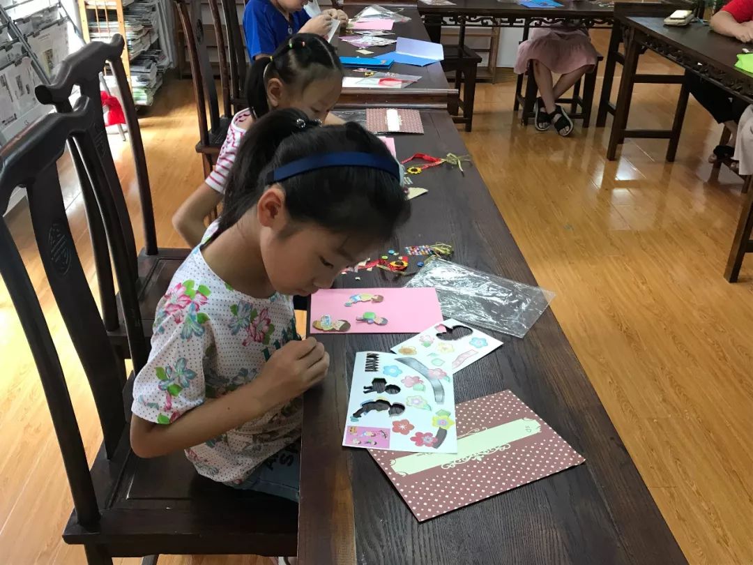 鏡湖區圖書館旭日天都分館在教師節前夕,開展了教師節手工賀卡製作的