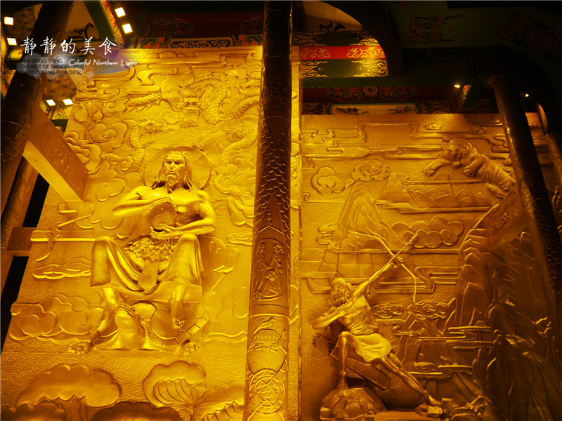 万家丽以前没有这么热闹,有了这座商场又带动了一片繁华,长沙的夜真美