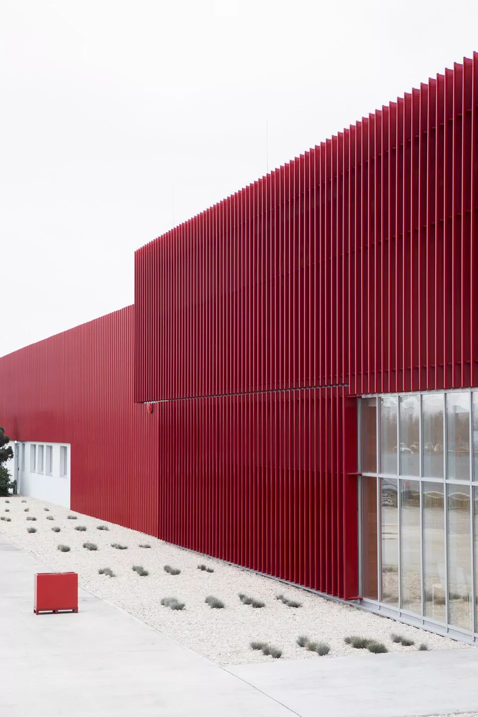 红色塑造视觉上的连接 - 罗马尼亚咖啡机生产车间