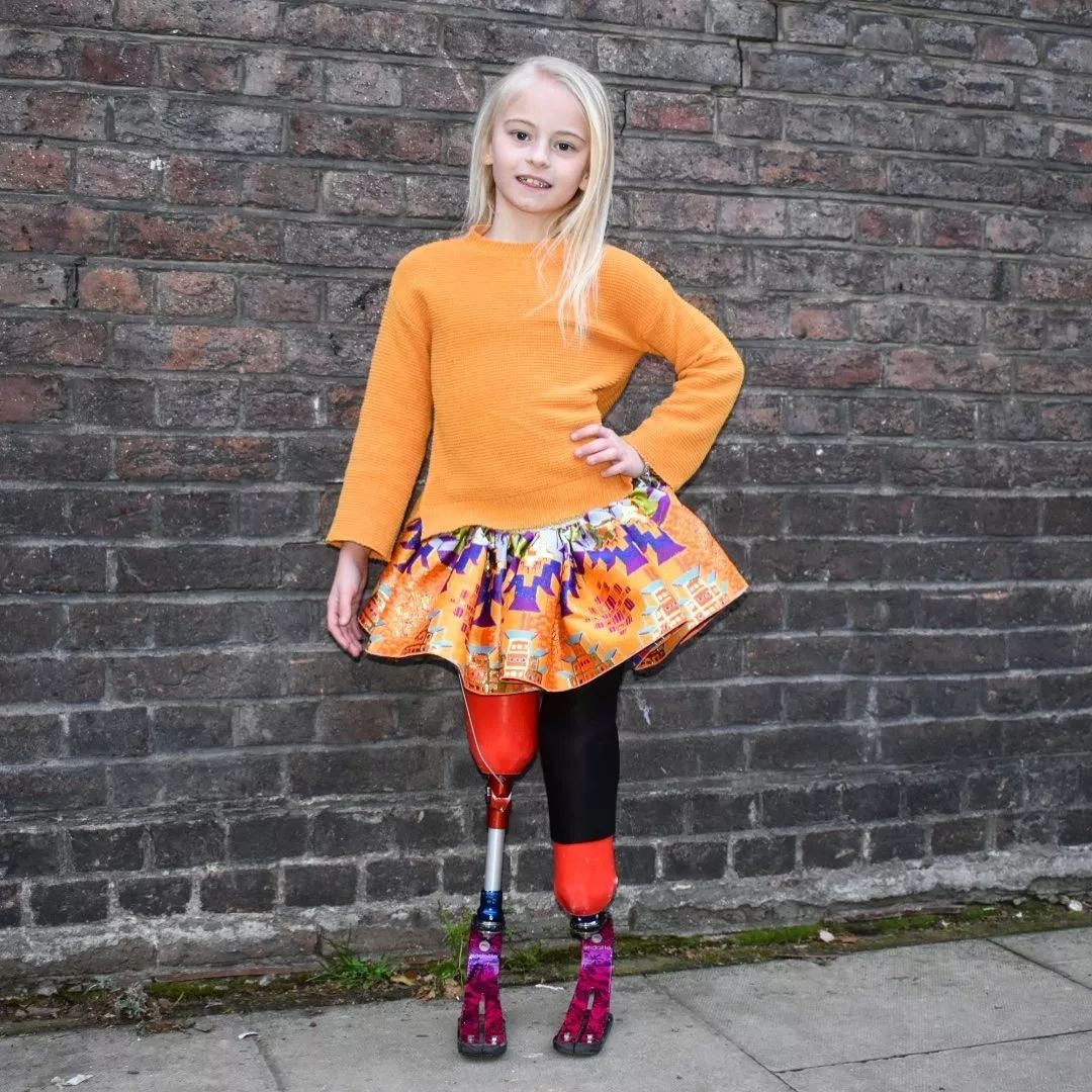 9岁登纽约时装周,无腿女孩火遍外网,凭一己之力拯救了整个家庭