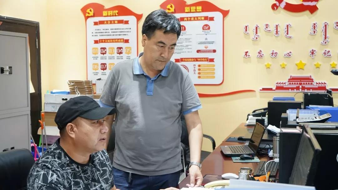 西乌旗政府副旗长玛希巴特尔深入旗退役军人事务局进行调研