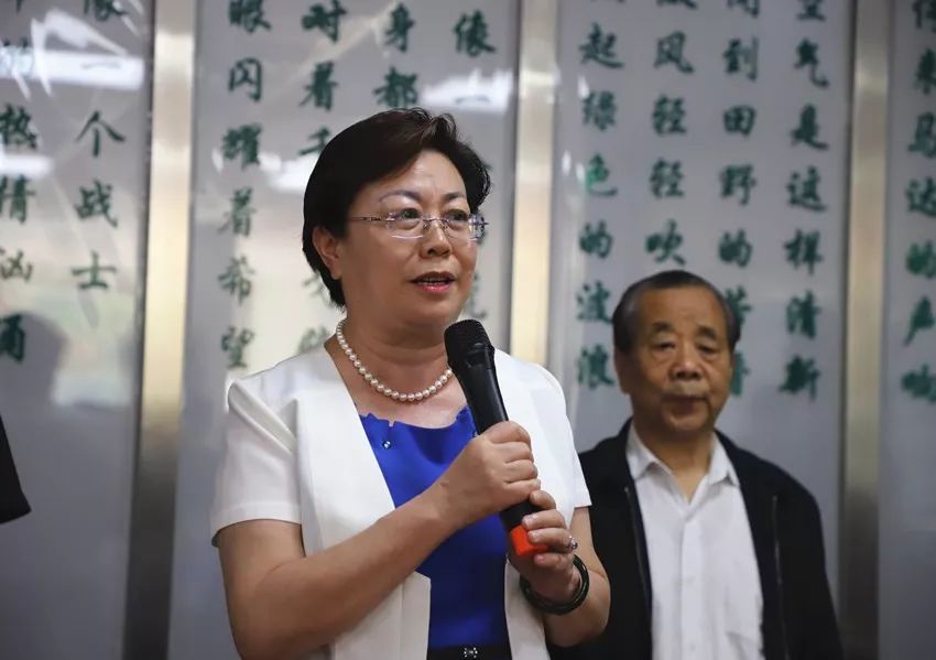 石河子市副市长乐旸出席活动当天,记者在展览现场看到,展出的书法作品