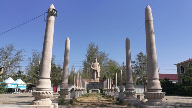 冉閔紀念園又名中華武魂園,包括冉閔雕像,劍林,華夏哭牆等建築.