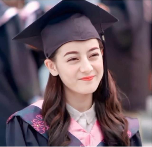 迪丽热巴戴着学士帽拍照裸眼妆别有一番风味这笑容许久未见了