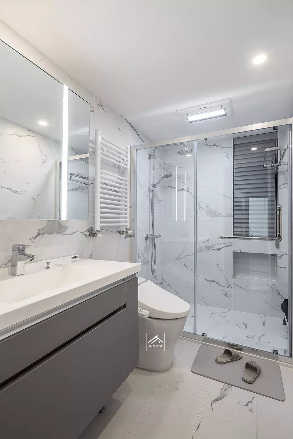 的五金件搭配,在雅白的墙面空间基础下,简雅大方的仿大理石墙砖空间