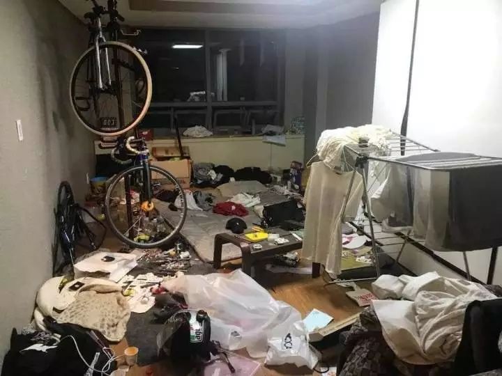 这是个住在垃圾堆里的精致女孩吧?