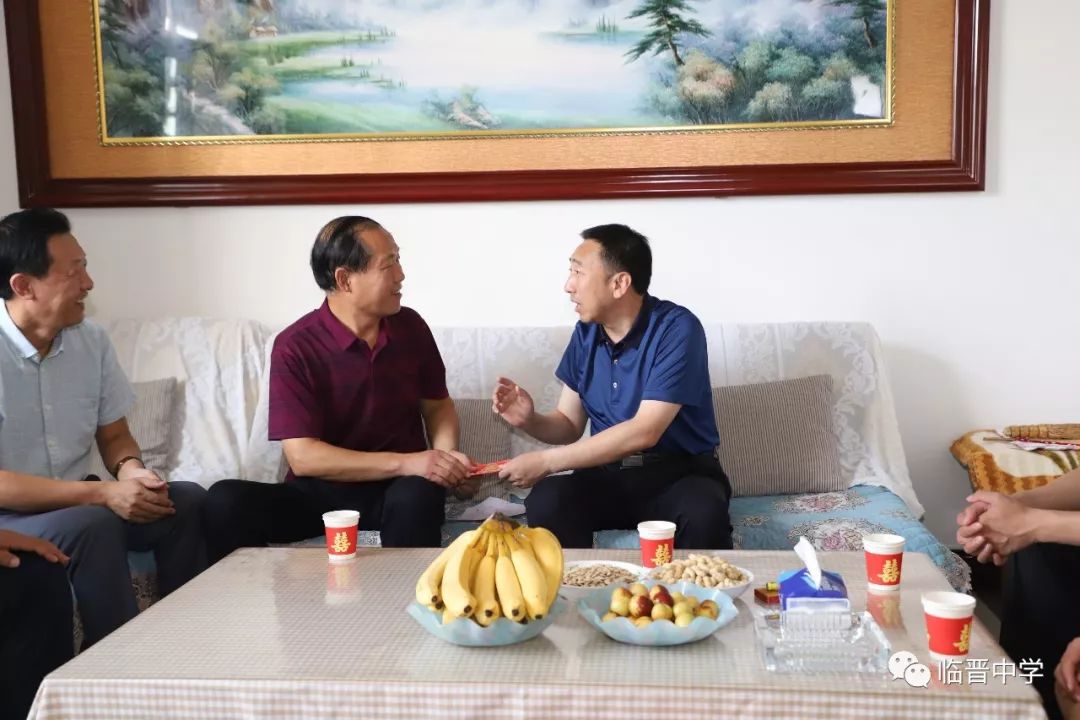 于鹏飞和谢双才老师亲切交谈在第35个教师节即将来临之际,9月6日,带着