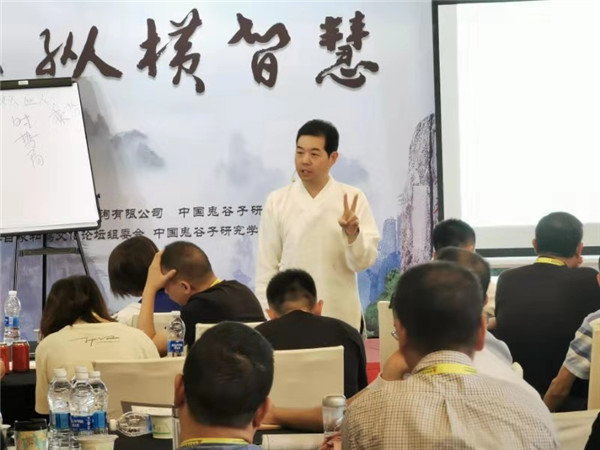 山东:兰彦岭带领百位企业家进行泰山游学