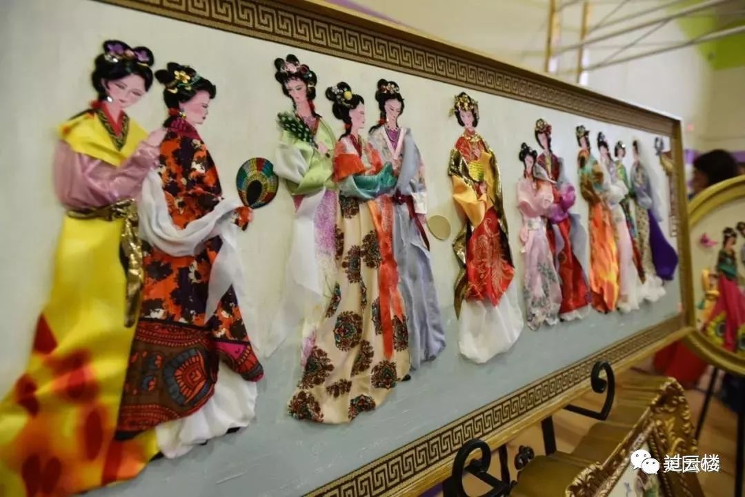 布艺画画中的金陵十二钗,是由各种颜色的布剪裁并粘帖而成竹笛演奏