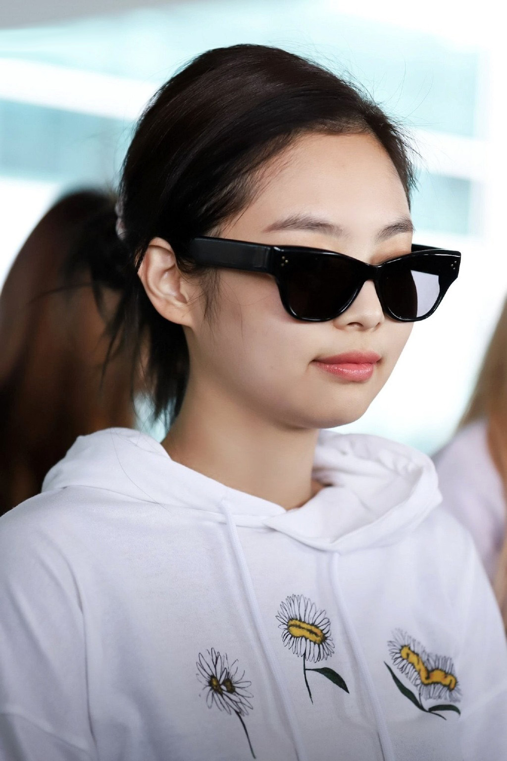 金智妮现身仁川机场,妮妮的小脸好小好圆,好可爱好美腻好呆萌!