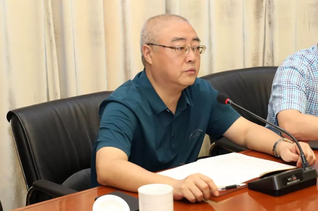 会议由副院长陈忠军主持,副院长徐文革,吴国勇和医疗事务部,科技部