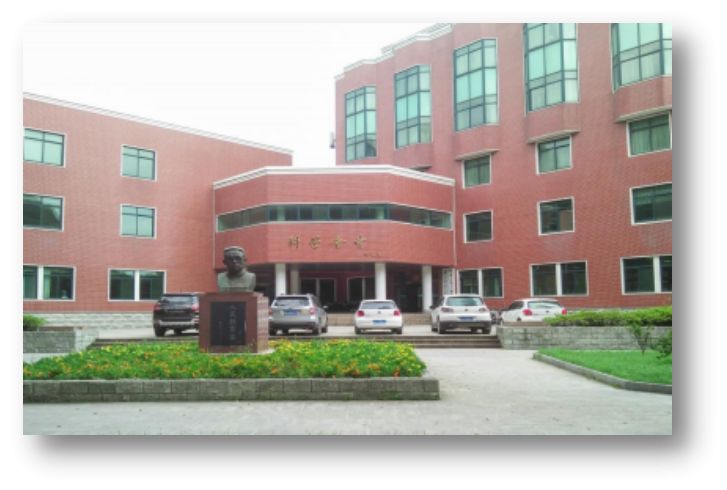 许多讲座和交流会都在科学会堂举办,位于 9号楼东侧斜对面.