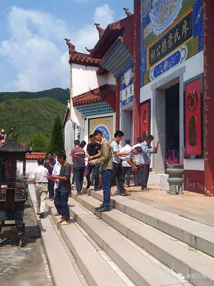 庄严隆重江西省吉安市廖氏邦锡公世系谱首修启动仪式廖家人顶起