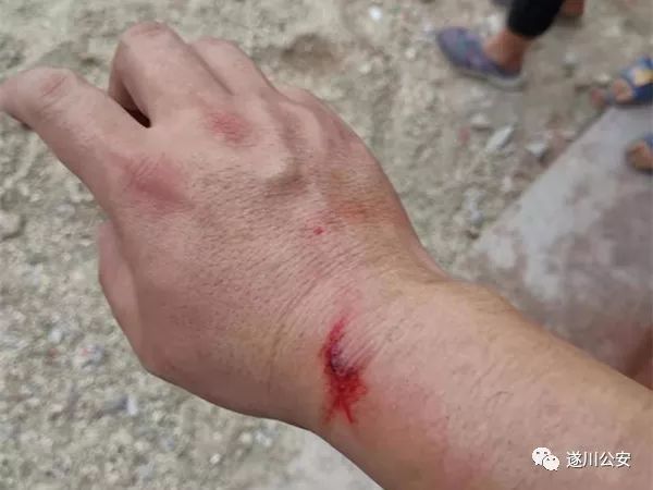 吉安这名男子将拳头挥向人民警察究竟是为何