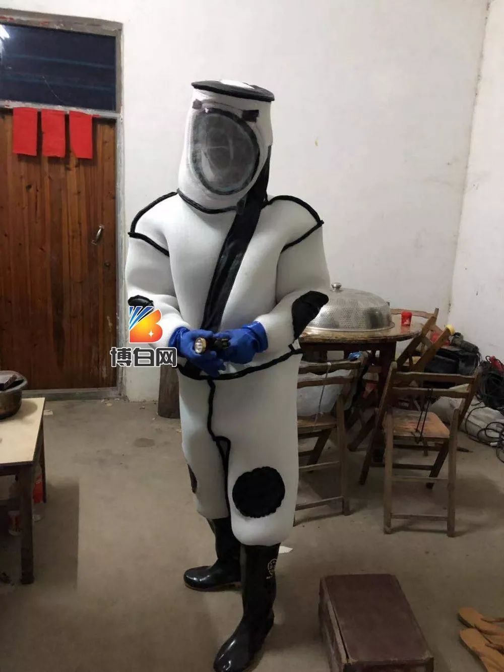 阴功广西一男子网购全套太空服装备武装到牙齿是为了捉