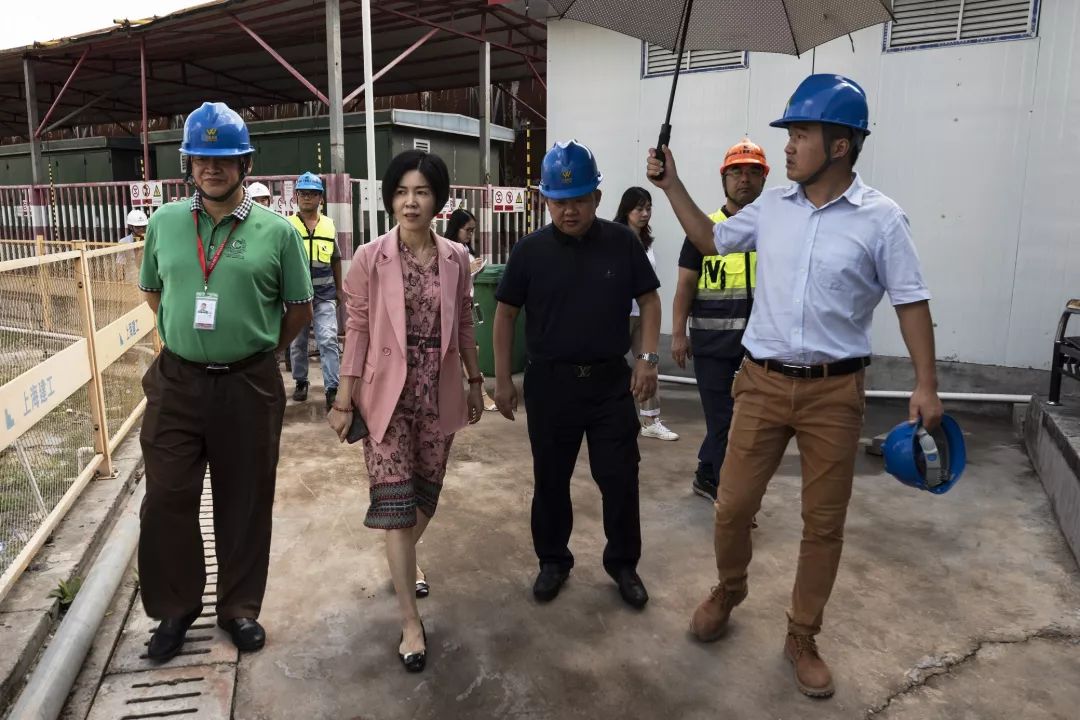 金秋送礼情意浓共庆团圆乐融融中盈集团谢总一行高层领导开展送团圆