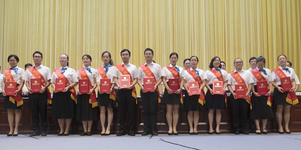 绍兴市最美教师提名(共3名):嵊州中学竺东平,崇仁中学张慜,爱德小学