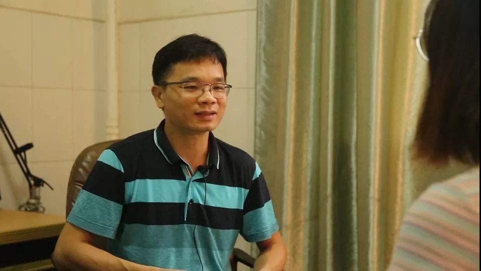 他的同事是这样评价的:李海老师在各个方面都非常优秀,且具有较强的