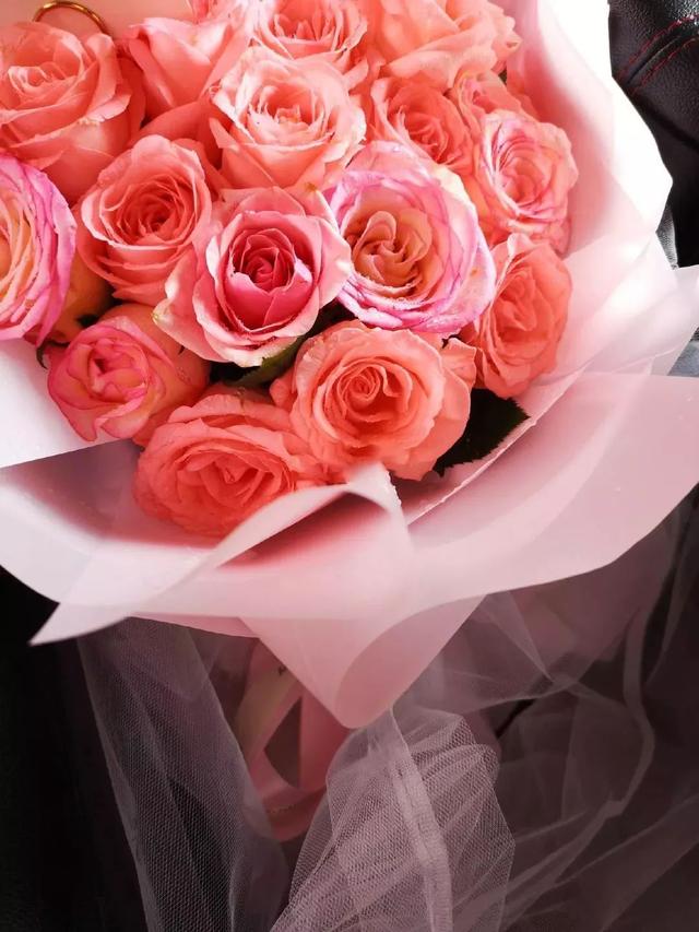 水蜜桃玫瑰3白百合花被认为是圣母之花,黄色百合花表示感激和快乐.